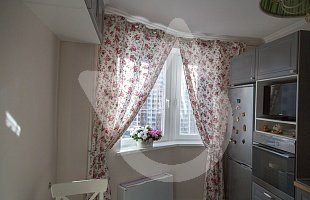Двухстворчатое окно на кухне